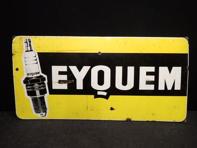 un gros plan d'un panneau jaune et noir posé sur une surface noire