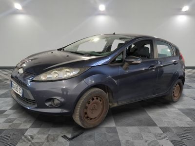 une photo d'une petite voiture bleue dans un garage