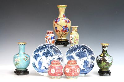 de nombreux vases et bols de toutes sortes posés sur une table