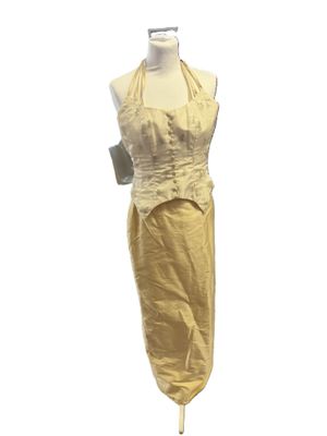 une image d'une robe de mannequin sur un support de mannequin