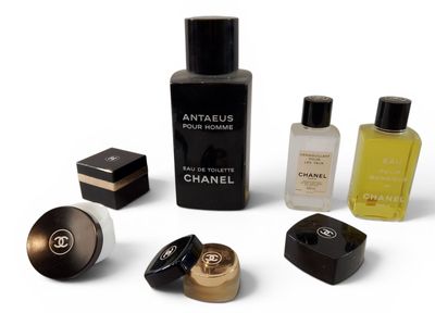 CHANEL Ensemble de flacons factices et d'emballages de démon…
