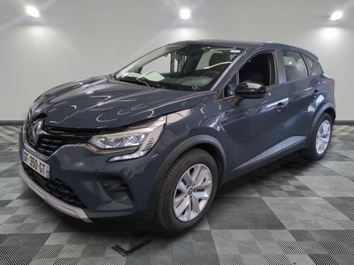 le nouveau renault c - cross suv est garé dans un showroom