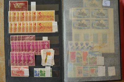 un livre ouvert avec des timbres sur une table