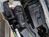 une boîte contenant des outils posée sur le sol