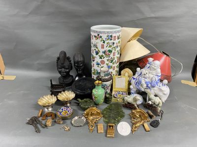 un grand nombre d'objets posés sur une table