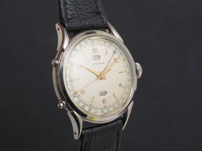 gros plan d'une montre sur une surface noire