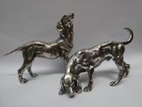 paire de figurines de chiens plaquées argent sur fond blanc