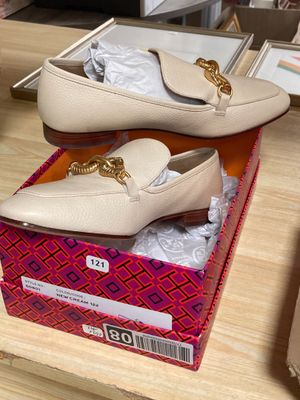 deux paires de chaussures dans une boîte posée sur une table