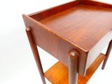 une petite table en bois avec un tiroir
