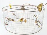 une cage à oiseaux avec plusieurs oiseaux à l'intérieur