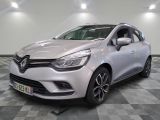 une voiture argentée garée dans une pièce au sol en damier