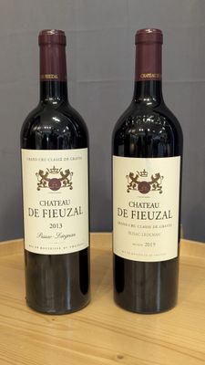 deux bouteilles de vin rouge posées sur une table en bois