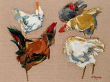 trois poulets qui se tiennent les uns à côté des autres