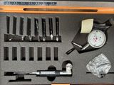 une trousse à outils dans un coffret comprenant un calibre, une clé à molette et d'autres outils