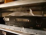 une radio posée sur une étagère dans une pièce