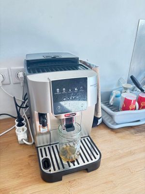 une machine à café posée sur un comptoir