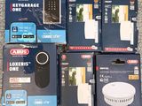 Plusieurs cartons contenant des appareils électroniques sont posés par terre.