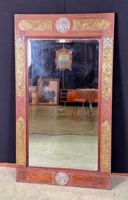 Miroir cadre à décor de plaques en étain et cuivre et laiton…