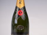 gros plan d'une bouteille de champagne sur fond blanc
