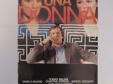 une affiche de film représentant un homme et une femme assis sur un canapé