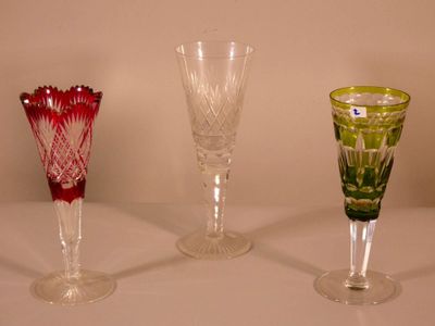 Trois vases en forme de coupe en cristal de Bohême taillé do… - Photo 1