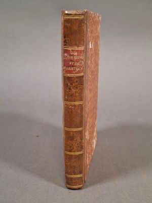 un vieux livre posé sur une table sur une surface grise