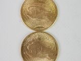 deux pièces d'or posées côte à côte sur une surface blanche