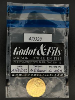 un gros plan sur une pièce de monnaie dans un sac posé sur une table