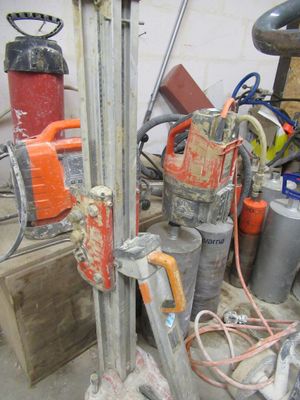 une photo montrant un tas d'outils et de matériel dans un garage