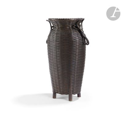 un vase en osier posé sur un socle