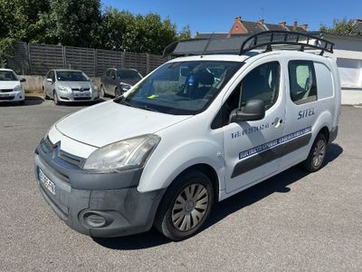 la camionnette blanche est garée dans un parking avec d'autres voitures