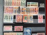 de nombreux timbres exposés dans une vitrine