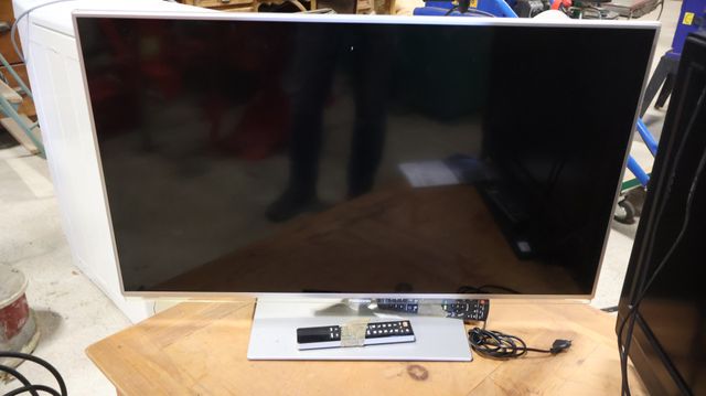 Téléviseur PANASONIC TX-L39E6E. D : 98 cm. Non testé