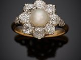 une bague ancienne ornée d'un bouquet de perles et de diamants
