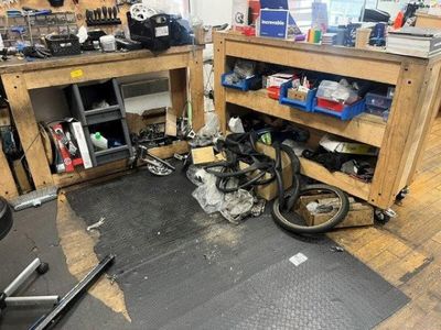 un garage où il y a beaucoup d'outils par terre