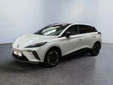 Une Toyota C-HR blanche est garée dans une grande pièce