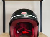 un casque posé sur une étagère