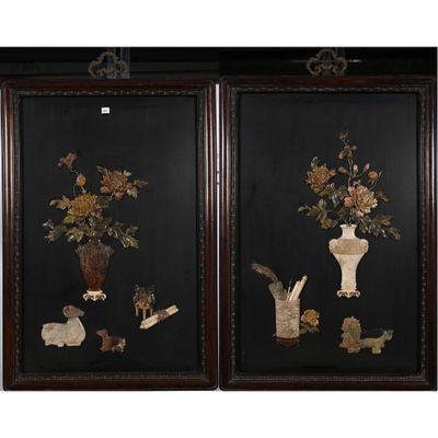 deux tableaux encadrés représentant des vases contenant des fleurs et des oiseaux