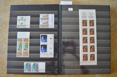 la photo d'un livre avec des timbres