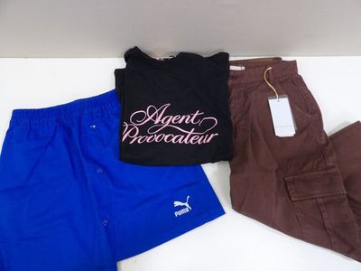 un gros plan sur un pantalon et un t-shirt posés sur une table