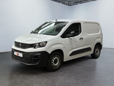 La camionnette blanche est garée dans une grande pièce