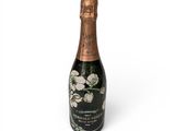 une bouteille de champagne avec des fleurs blanches sur fond blanc