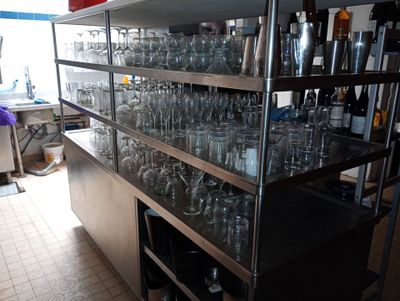 de nombreux verres à vin vides sur les étagères de la cuisine