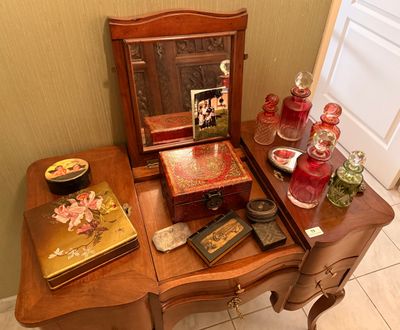 une petite table sur laquelle est posé un miroir