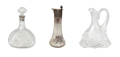 trois vases en verre et un vase en argent sur fond blanc