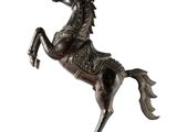 statue en bronze représentant un cheval avec une selle posée sur ses pattes arrière
