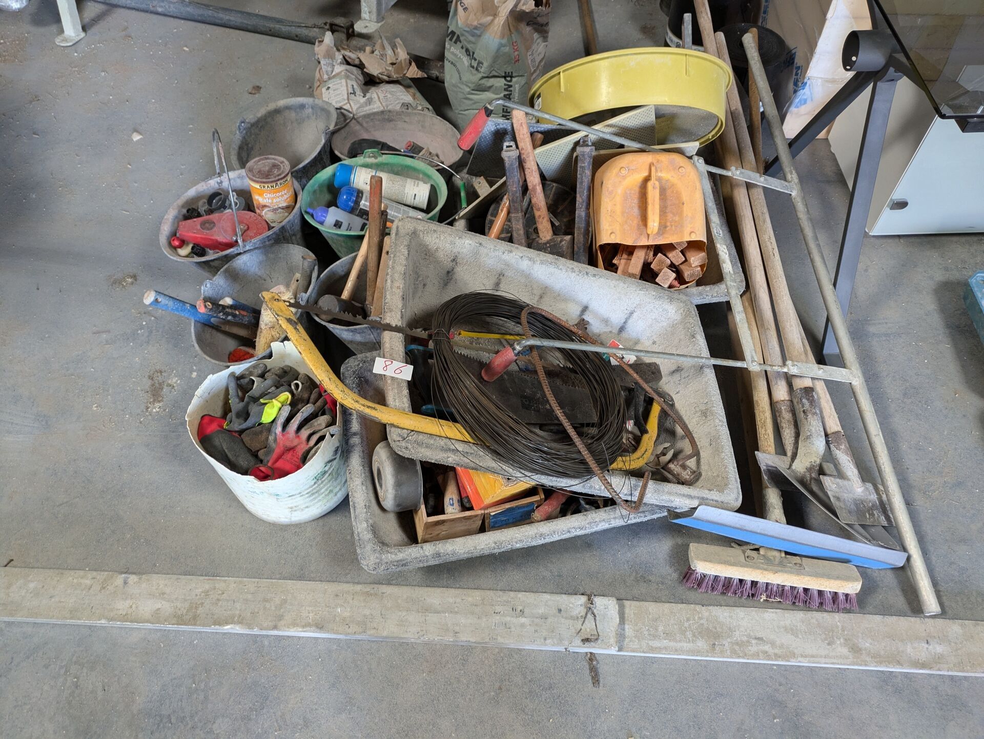Outillage à mains dont : balais, taloches, scies, etc…