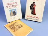 deux livres posés l'un à côté de l'autre sur une surface bleue