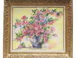 tableau représentant un vase de fleurs posé sur une table, sur fond jaune