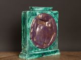un vase violet et vert posé sur une table en bois